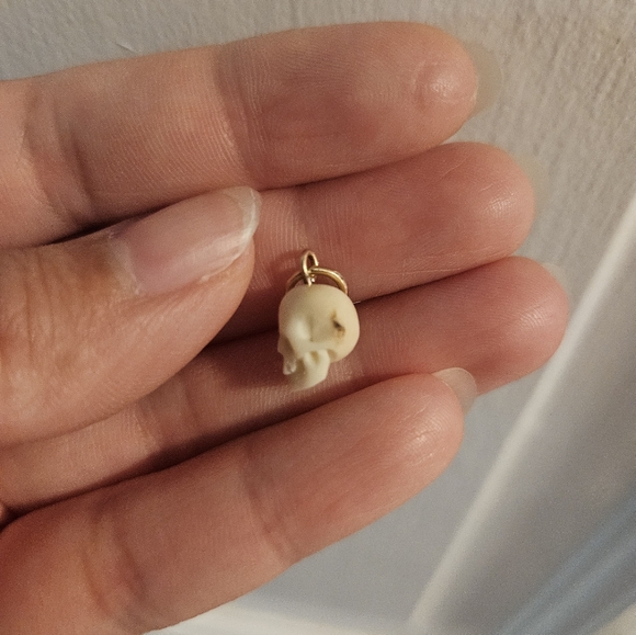 Carved Skull Charm - Picture 4 of 4